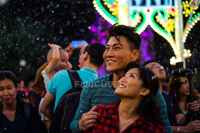 Joven asiático pareja pasando tiempo juntos en ciudad mientras celebrando navidad - foto de stock