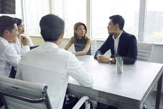 Jovem asiático negócios pessoas trabalhando no moderno escritório — Fotografia de Stock