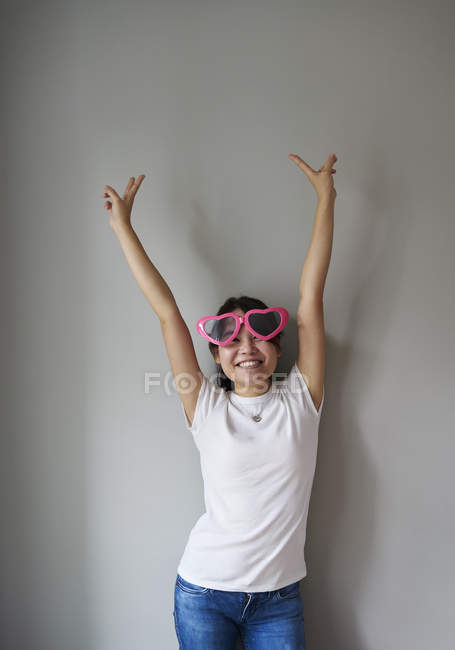Mujer joven divirtiéndose con sus gafas de diversión - foto de stock