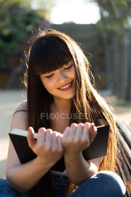 Молода красива азіатська жінка читає книгу — стокове фото