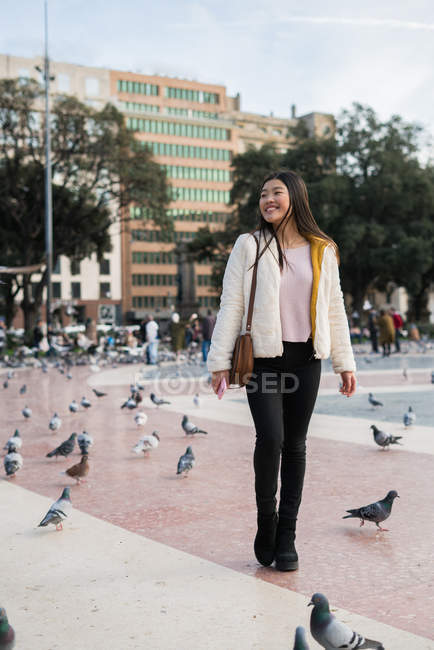 Jeune femme chinoise dans les rues de Barcelone — Photo de stock