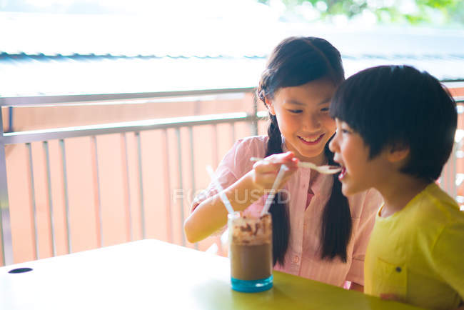 Siblings sharing a meal together in cafe — Stock Photo