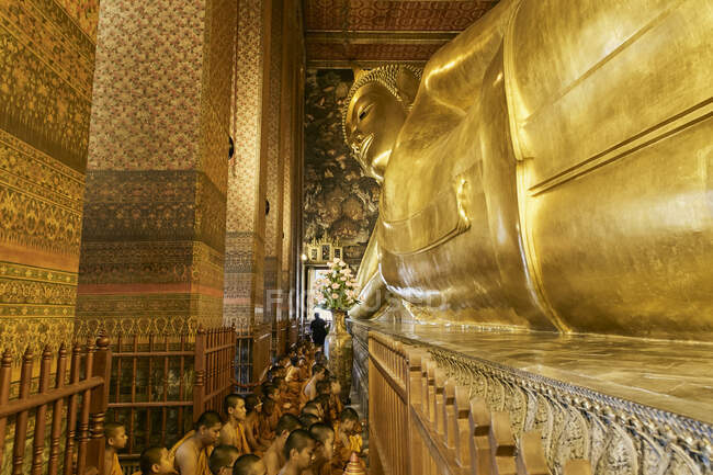 Les moines novices prient devant le grand Bouddha — Photo de stock