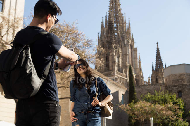 Chinese couple having fun in Barcelona, Spain — Stock Photo