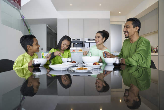 Jeune asiatique famille célébrant hari raya ensemble à la maison — Photo de stock