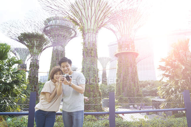 Туристы, изучающие сады у залива, Сингапур RELIZI NE PRAVILNIE — стоковое фото