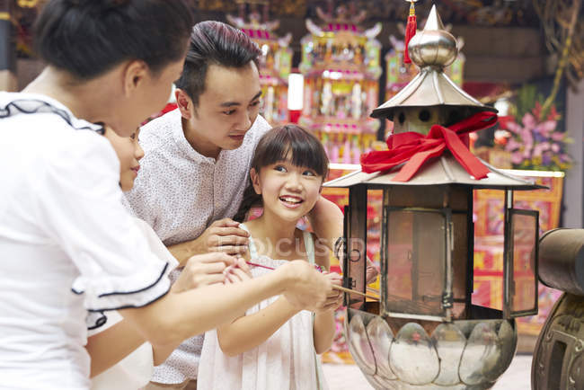 Feliz asiático familia pasando tiempo juntos en tradicional singapurense santuario - foto de stock