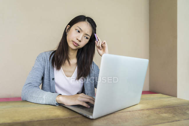 Uma mulher chinesa olhando estressado sobre o trabalho . — Fotografia de Stock