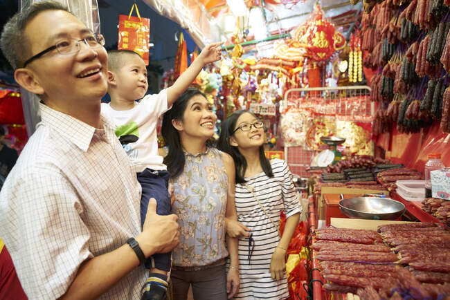 Счастливая азиатская семья проводит время вместе в китайском новом году — стоковое фото