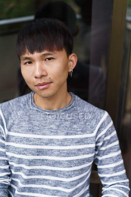 Дорослий азіатських юнак позують для камери вдома — стокове фото