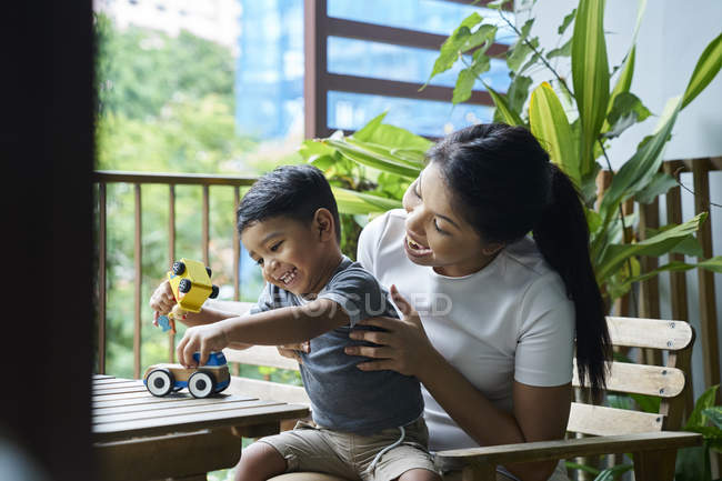 Asiatico madre interagendo con suo figlio a casa — Foto stock