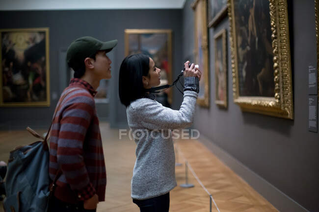 Vista laterale dei turisti asiatici nel Metropolitan Museum of Art, New York, USA — Foto stock