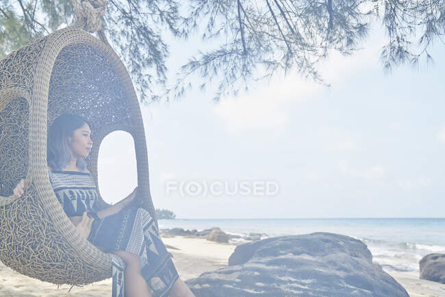 LIBERTAS Mujer joven relajándose junto a la playa en Koh Kood, Tailandia - foto de stock