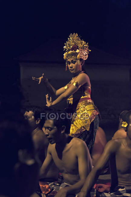 Кечак является формой балийской танцевальной и музыкальной драмы, которая развивалась в 1930-х годах на Бали.. — стоковое фото