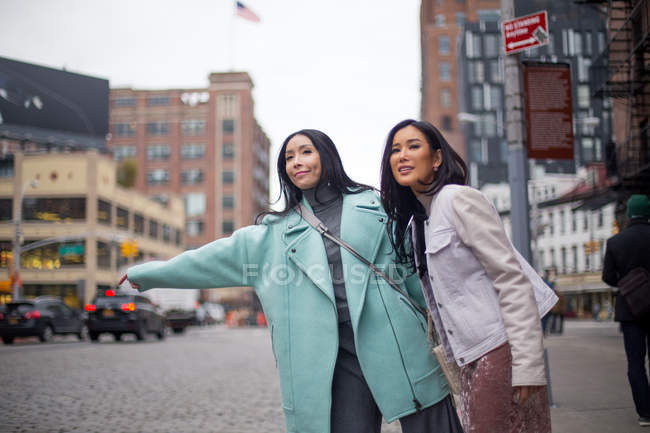 Due belle donne asiatiche cattura taxi insieme a New York, Stati Uniti — Foto stock