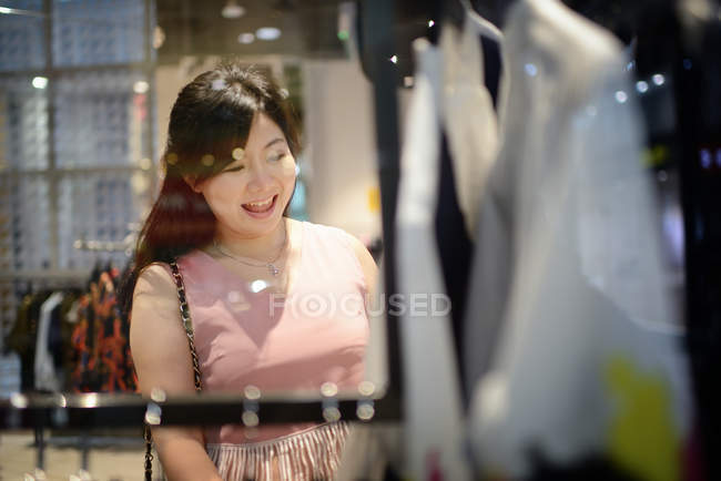 Giovane attraente asiatico donna shopping — Foto stock