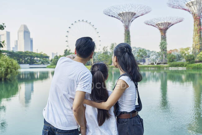 Família curiosa sobre o lago em Jardins perto da Baía, Singapura — Fotografia de Stock