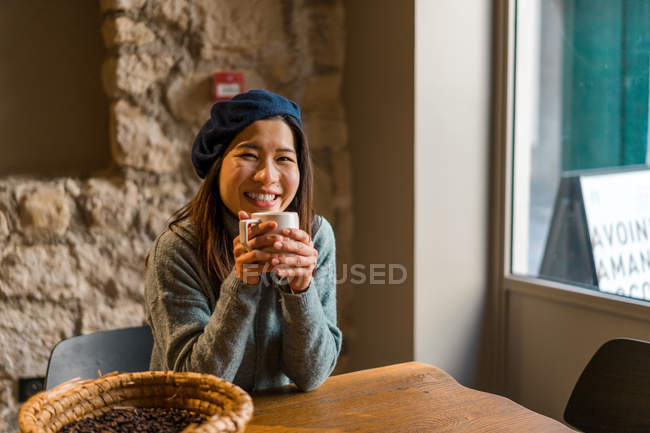 Junge beiläufige asiatische Mädchen trinken Kaffee im Café — Stockfoto