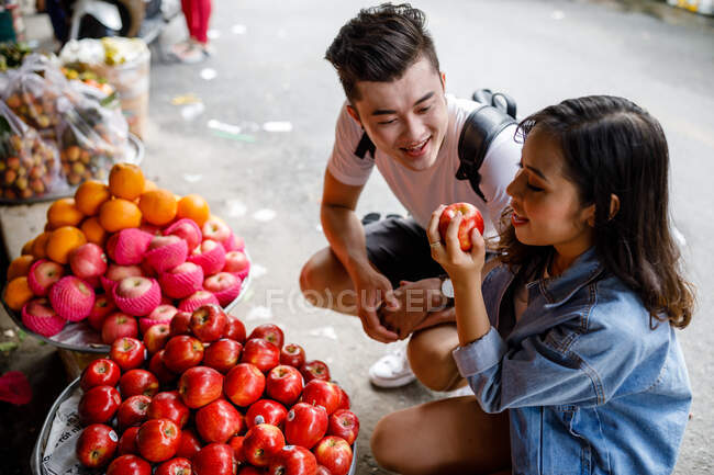Осмотр достопримечательностей молодой азиатской пары на местном рынке в Хошимине, Вьетнам — стоковое фото
