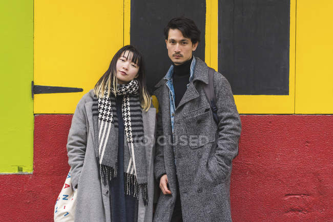 Trendy stylisches Paar posiert zusammen im Freien — Stockfoto