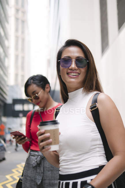Joven asiático hembra amigos juntos en ciudad calle - foto de stock