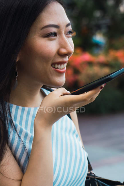 Retrato de bela mulher asiática adulta usando smartphone — Fotografia de Stock