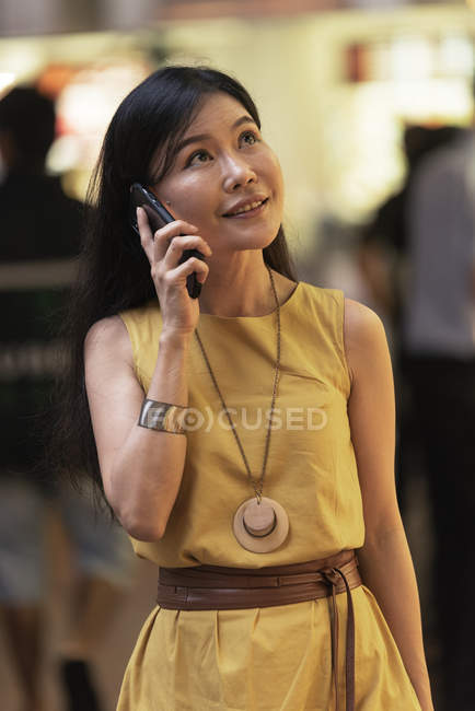 Feliz asiático jovem mulher falando no smartphone — Fotografia de Stock
