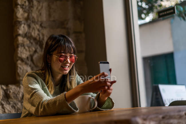 Jeune casual asiatique fille prise selfie — Photo de stock