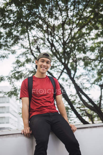 Young asian college student posing at campus — Stock Photo