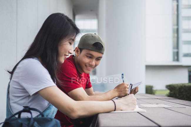 Giovani studenti universitari asiatici studiare insieme — Foto stock