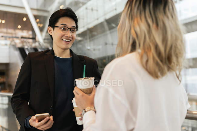 Erfolgreiches asiatisches Geschäftspaar gemeinsam am Flughafen — Stockfoto