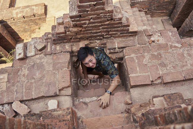 Молодой человек фотографирует древний храм, Пагода, Баган, Мьянма — стоковое фото