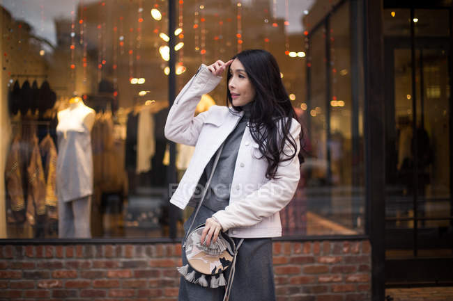 Молодая азиатская леди окна покупки вокруг Chelsea рынка . — стоковое фото