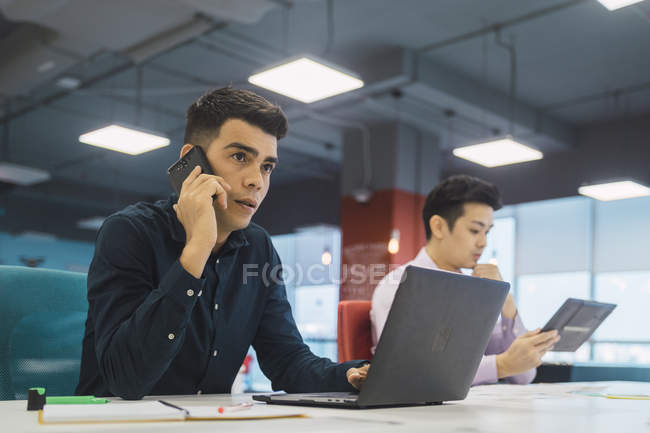 Successful business men working together in modern office — Stock Photo