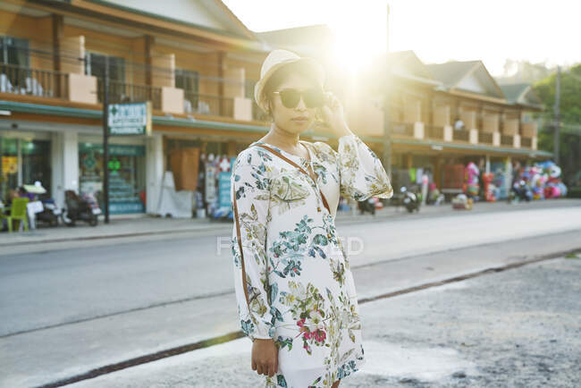 Mujer joven explorando las calles de Koh Chang, Tailandia - foto de stock