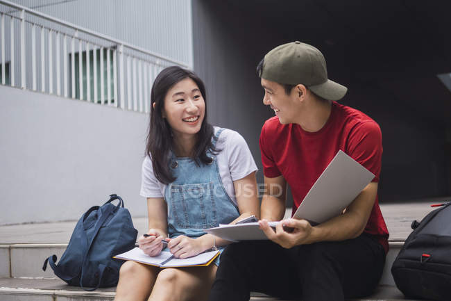 Молоді азіатські студенти коледжу навчаються разом — стокове фото