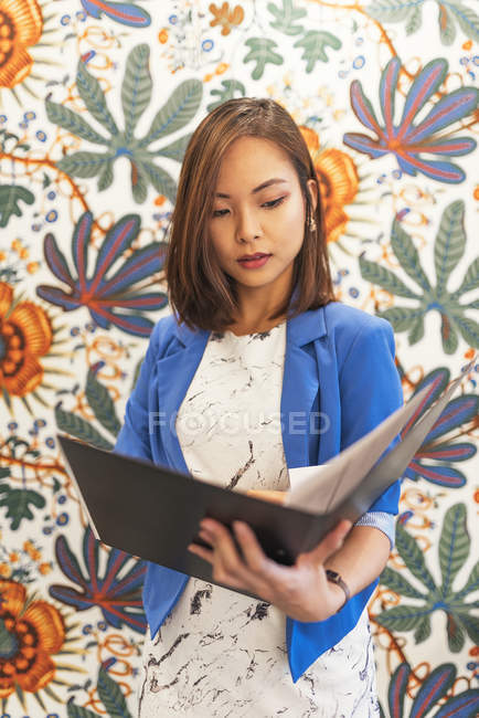 Красива молода азіатська жінка працює в сучасному офісі — стокове фото