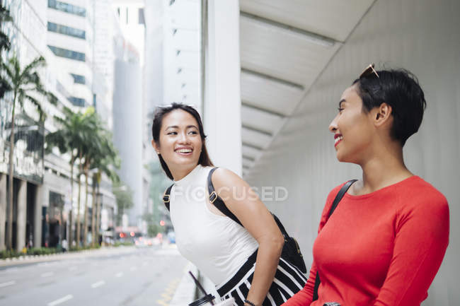 Joven asiático hembra amigos juntos tener divertido en ciudad calle - foto de stock