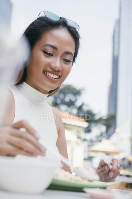 Giovane asiatica attraente donna mangiare in caffè — Foto stock