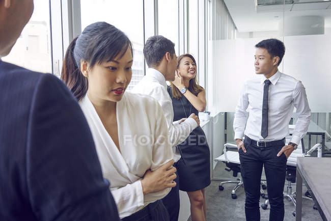 Jeunes gens d'affaires asiatiques travaillant au bureau moderne — Photo de stock
