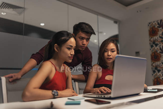 Belles jeunes asiatiques travaillant ensemble dans un bureau moderne — Photo de stock