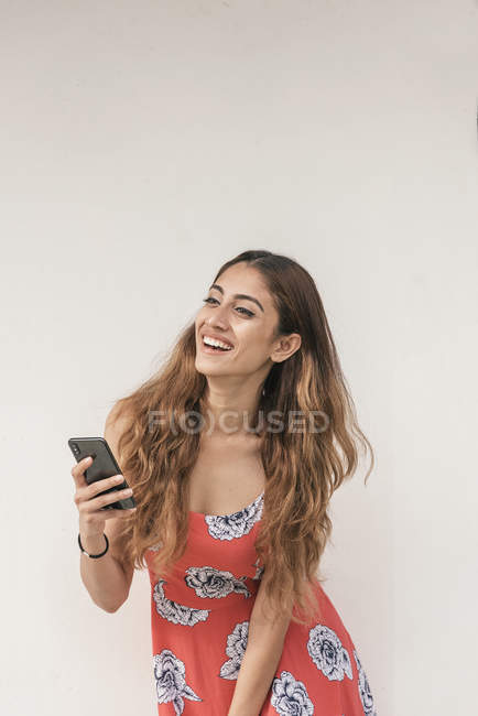 Jovem bela mulher indiana usando smartphone — Fotografia de Stock