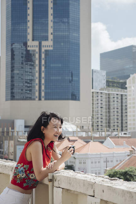 Азиатский турист с камерой — стоковое фото