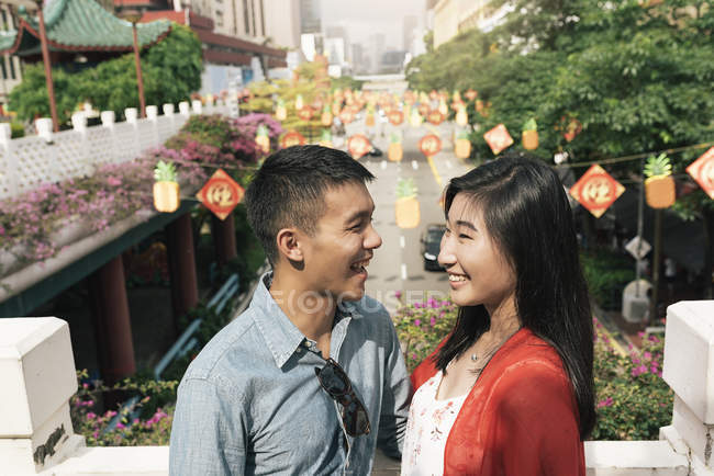 Joven feliz asiático pareja pasando tiempo en chinatown - foto de stock
