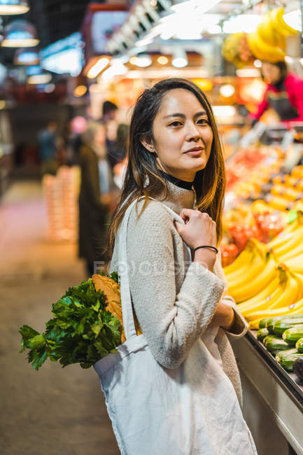Молода приваблива азіатська жінка в магазинах на продовольчому ринку — стокове фото