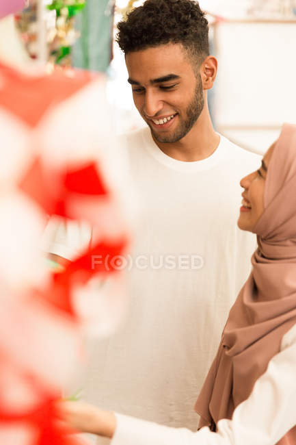 Мусульманська пара покупок під час Харі Райян — стокове фото
