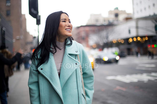 Joven asiático hermosa mujer en nuevo york, usa - foto de stock