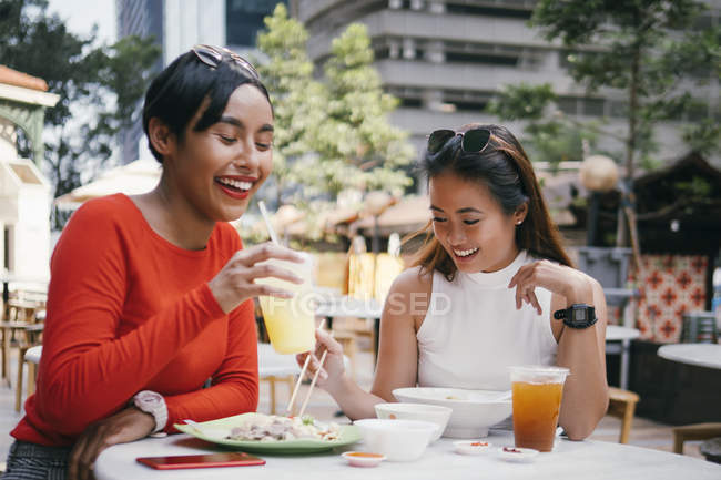 Молоді азіатські друзі разом їдять у кафе — стокове фото
