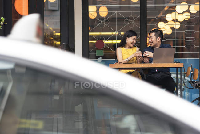 Glücklich asiatische junge Paar zusammen mit Laptop in Café — Stockfoto