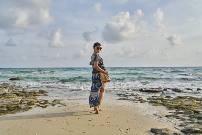 Mujer joven caminando por la playa en Koh Kood, Tailandia - foto de stock